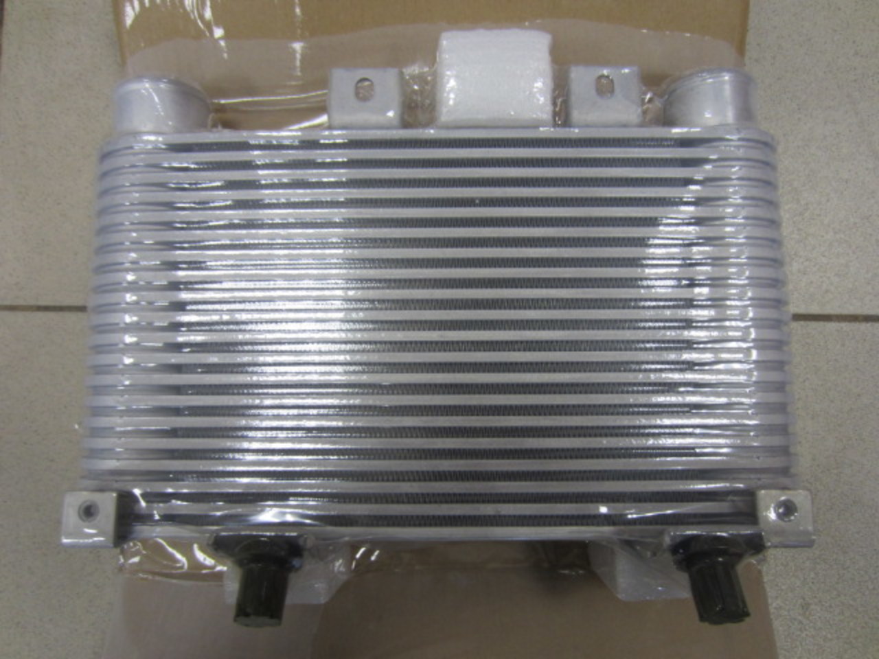 Радиатор интеркулера на Mazda BT-50 2006-2012 / Ford Ranger 2006-2012
