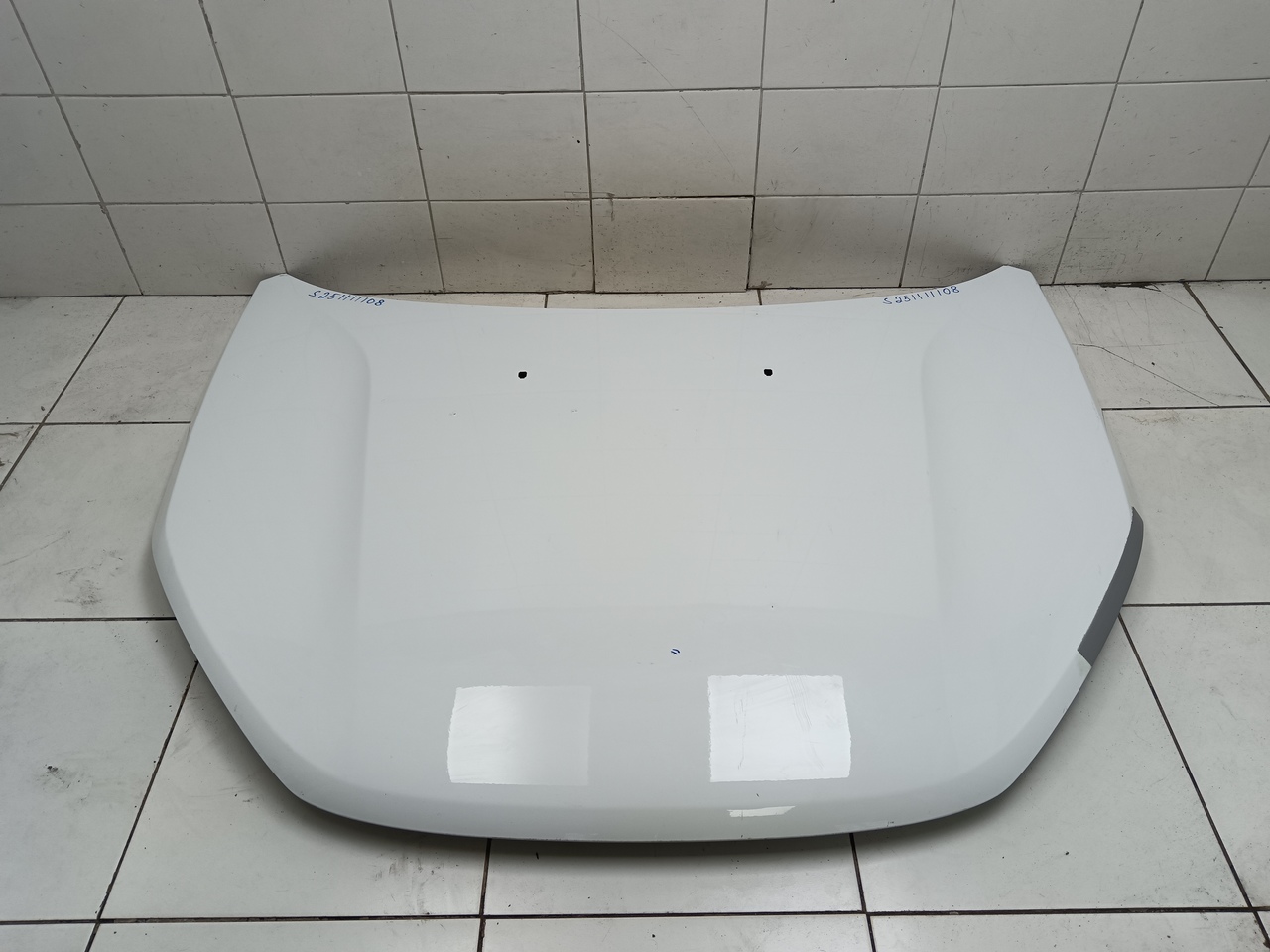 Капот на Lada Vesta 2015>