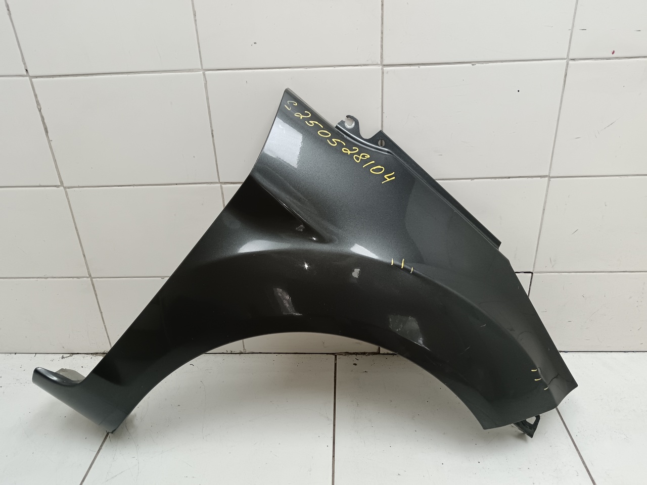 Крыло переднее правое на Ford Fiesta Mk6 2012-2019 / Ford Fiesta Mk6 2008-2012