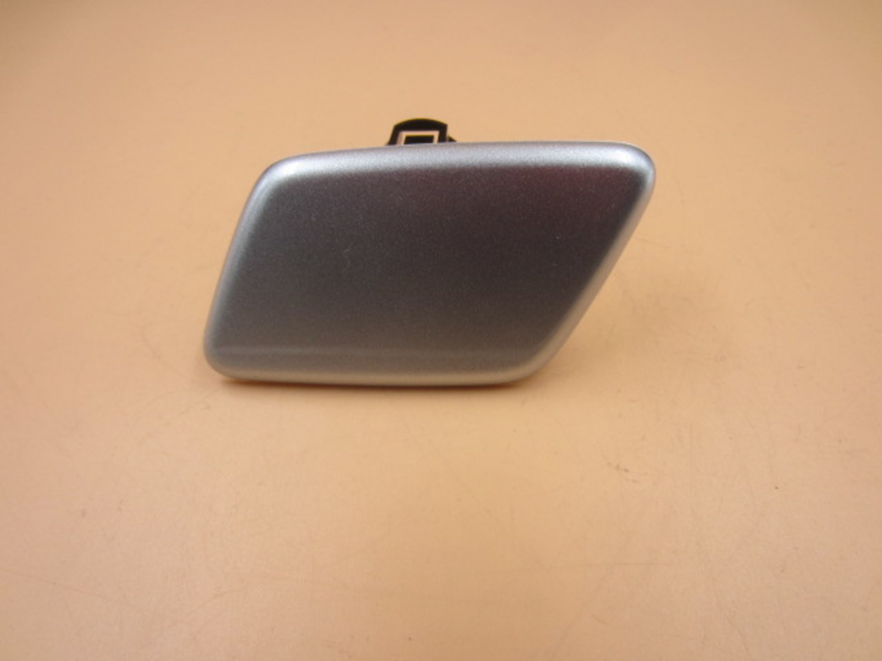 Крышка форсунки омывателя фары на Toyota Land Cruiser 120 / Prado 2002-2009