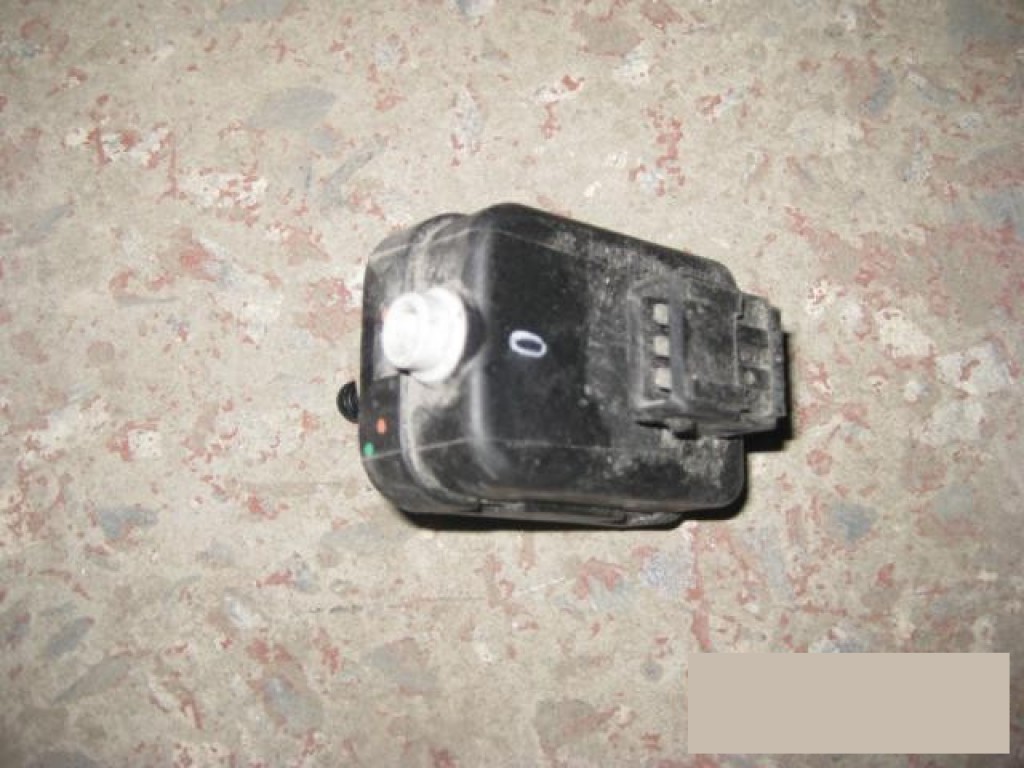 Фара левая на Toyota Yaris 2005-2011 / Toyota RAV 4 2006-2013 / Toyota Yaris 2005-2011 / Toyota RAV 4 2006-2013