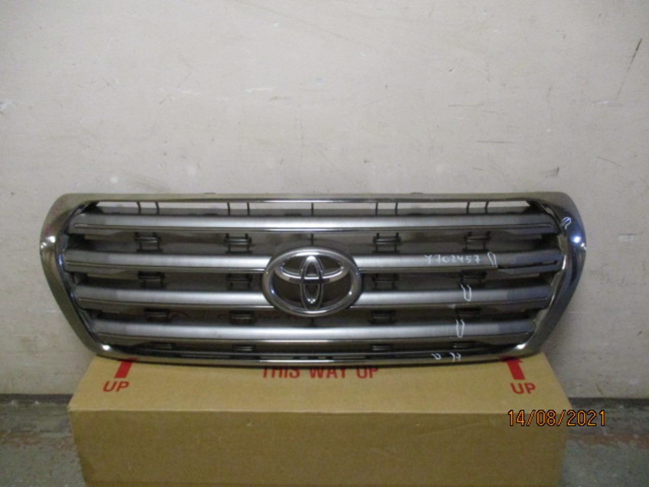 Решетка радиатора на Toyota Land Cruiser (200) 2008> (Y702457),  оригинальный номер: 5310160480