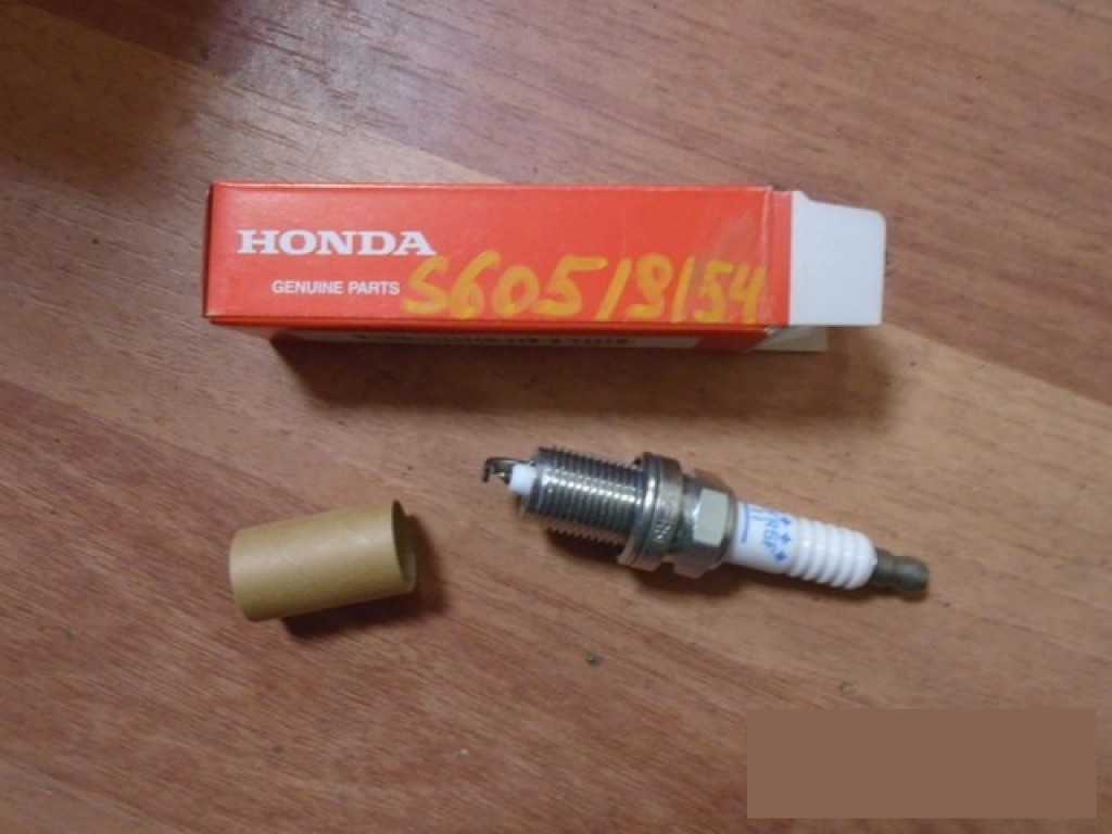 Свеча зажигания на Honda Civic 2001-2005 / Honda CR-V 2 2002-2006