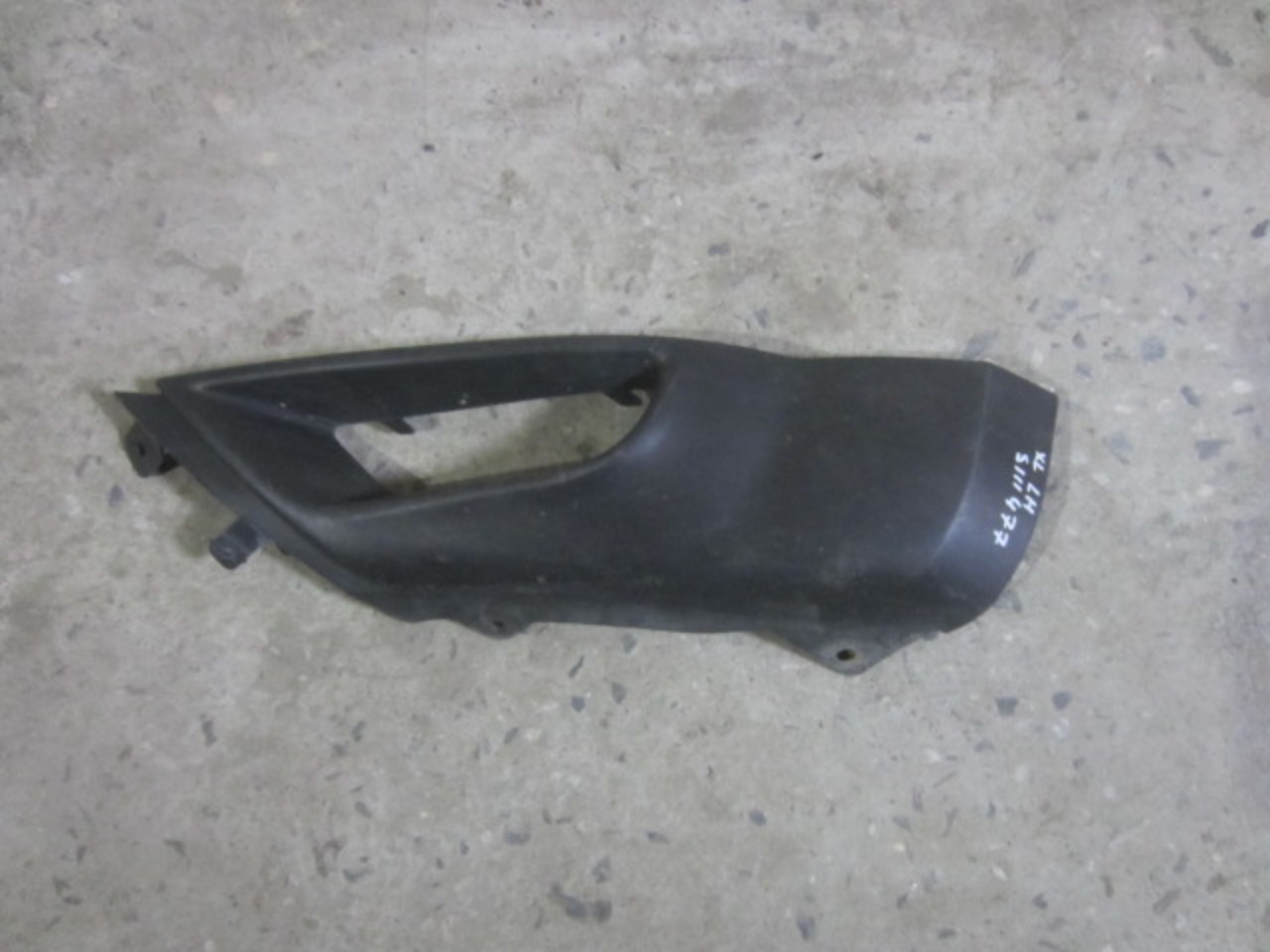 Накладка бампера переднего на Mitsubishi Outlander  XL (CW) 2006-2012