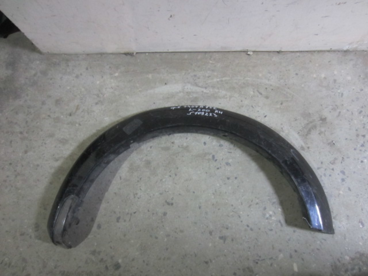 Накладка крыла переднего правого на Mitsubishi Pajero / Montero Sport (KH) 2008-2015 / Mitsubishi L200 4 KB 2006-2015