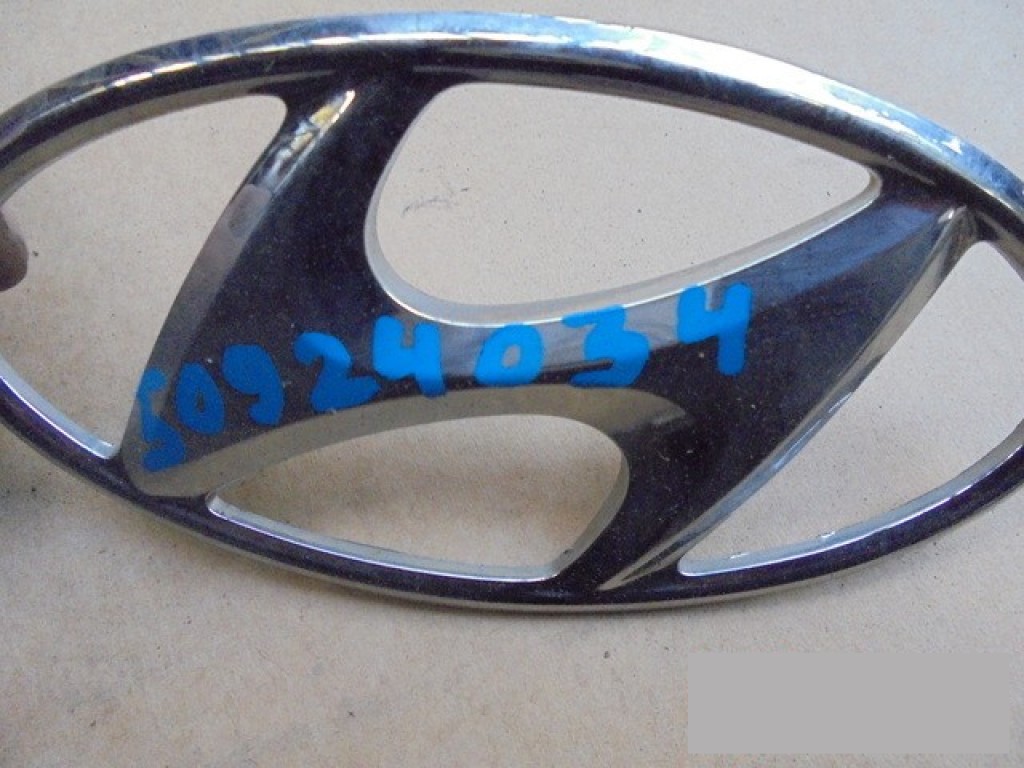Эмблема на Hyundai Solaris 2010>