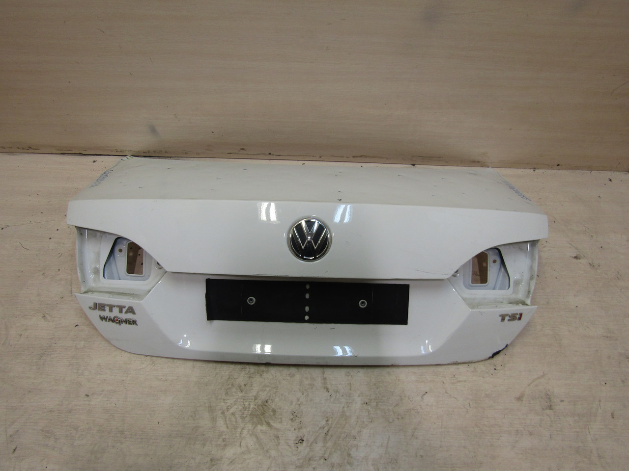 Крышка багажника на VW Jetta 2011>