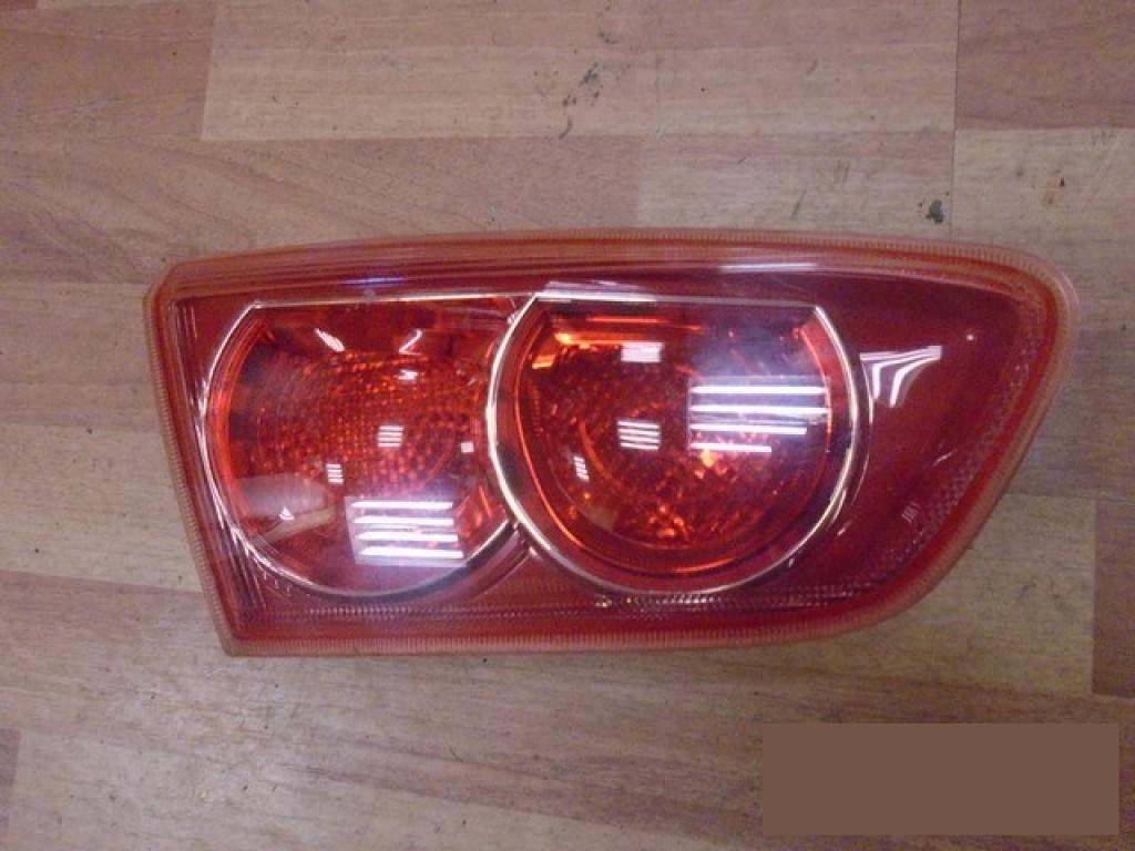 Фонарь задний внутренний левый на Mitsubishi Lancer 10 2007> фонарь задний внутренний левый до 2010 года