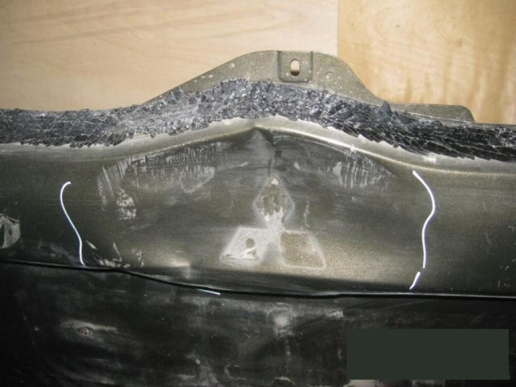 Дверь багажника паджеро спорт 2. Номер кузова в багажнике Митсубиси. Монтеро Паджеро пыльник под капотом металлический.