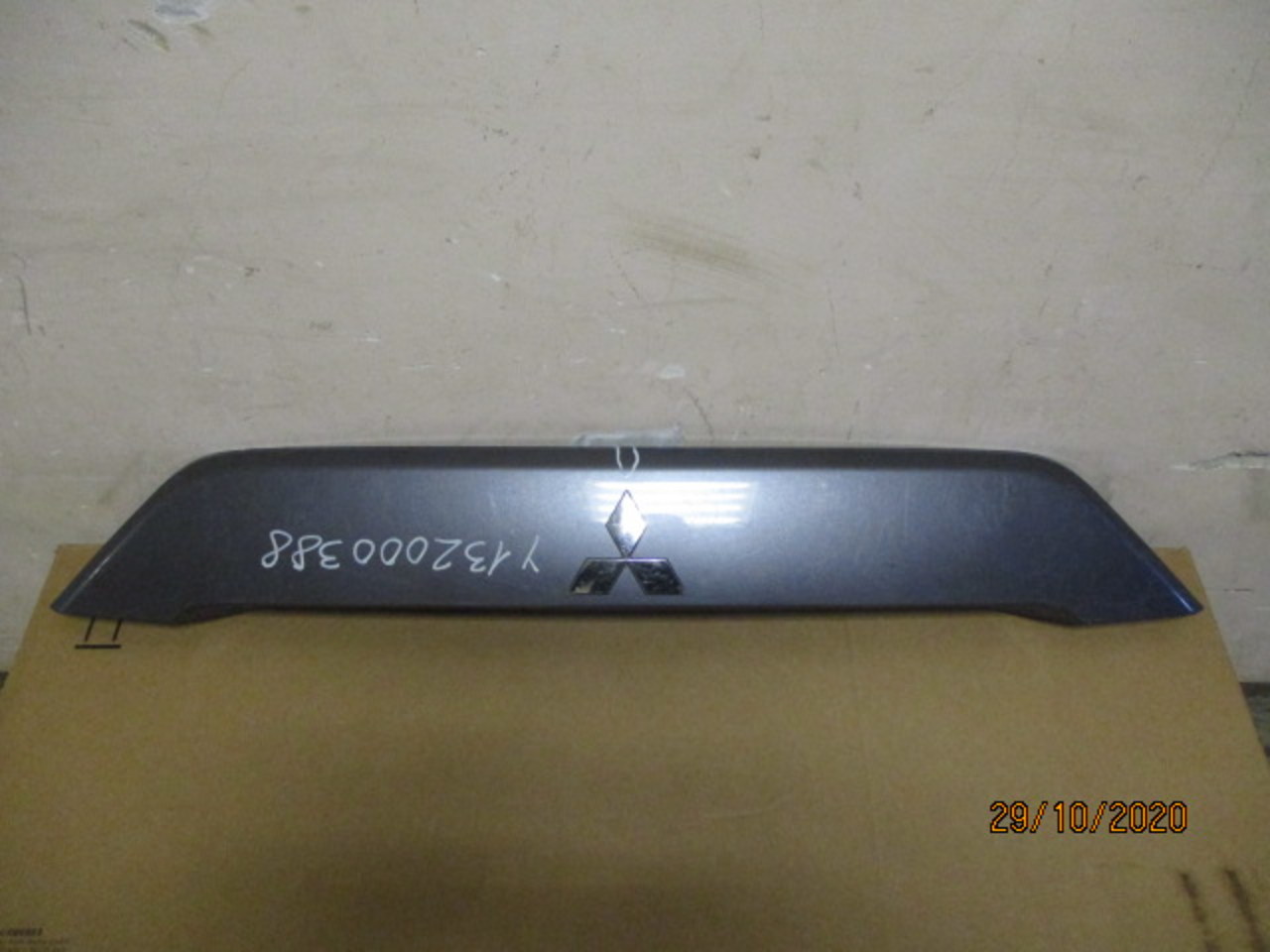 Накладка двери багажника на Mitsubishi Outlander  XL (CW) 2006-2012