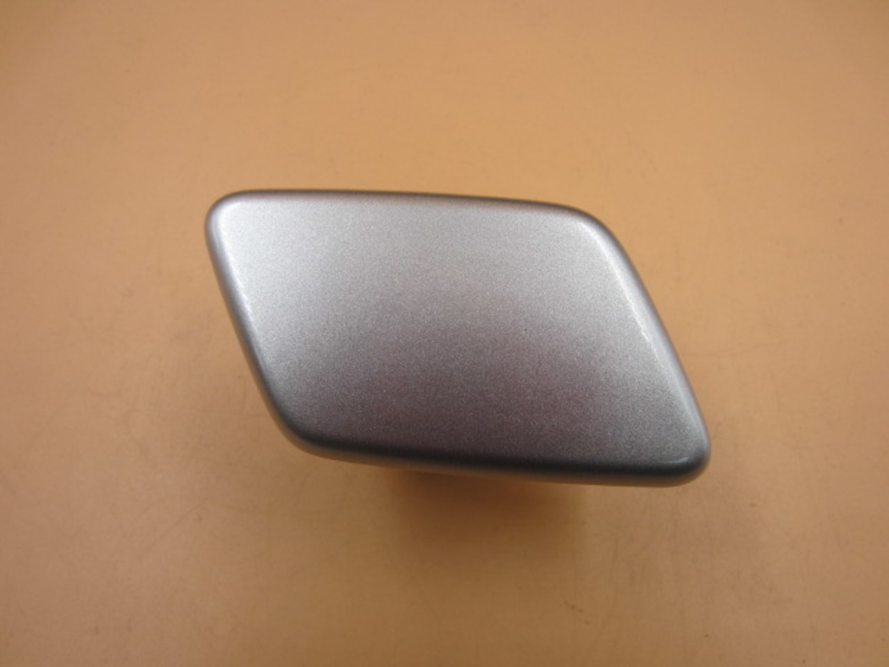 Крышка форсунки омывателя фары на Toyota Land Cruiser 120 / Prado 2002-2009
