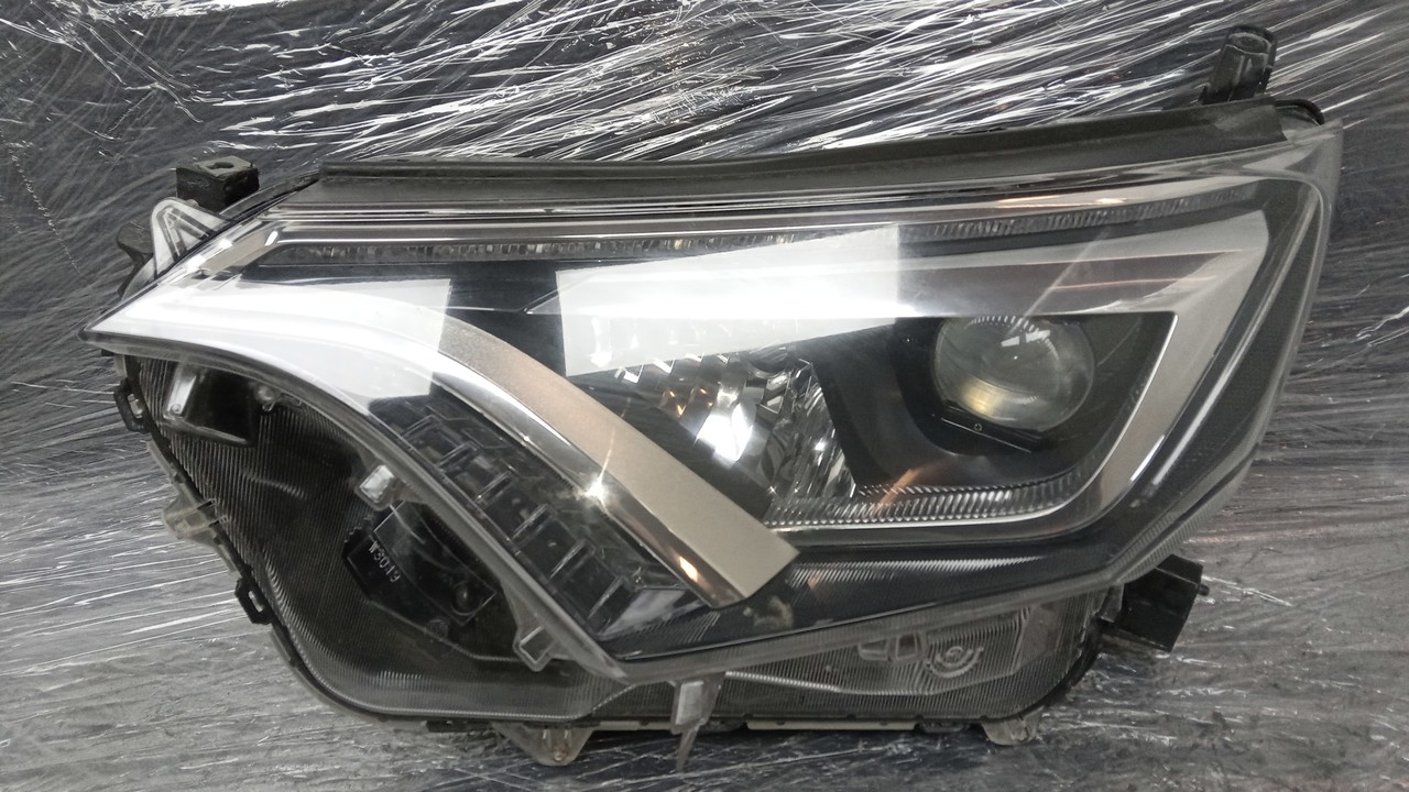 Фара левая на Toyota RAV 4 2013-2019