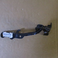 Петля капота на Toyota RAV 4 2000-2005