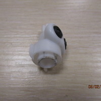 Форсунка омывателя фары на Nissan Qashqai (J10) 2006-2014 / Nissan Qashqai+2 (JJ10) 2008-2014 / Ford Mondeo 4 2007-2015 / Ford Focus 3 2011> / Ford Mondeo 5 2015> / Nissan Qashqai (J11) 2014>