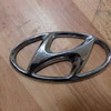 Эмблема на Hyundai Santa Fe 2012>