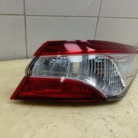 Фонарь задний наружный правый на Toyota Camry V70 2017>